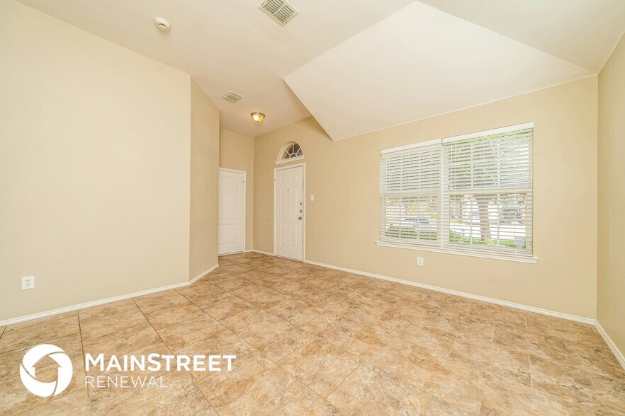 Building Photo - 623 Soledad St