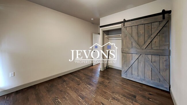 Building Photo - Spacious 4-bedroom home with fully equippe...