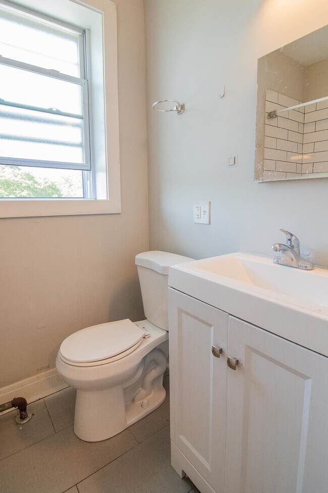 Building Photo - 2445 W Rosemont Ave