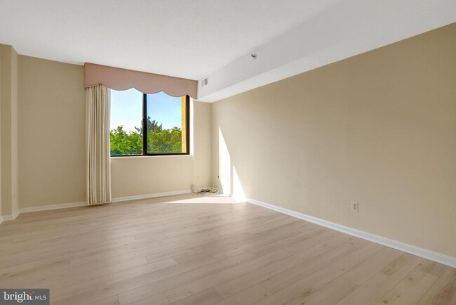 Building Photo - 3713 S George Mason Dr