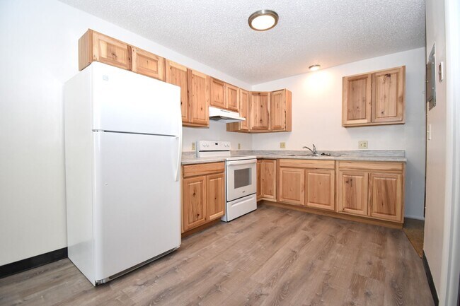 Building Photo - Spacious and charming! Conveniently located top floor 2 bedroom apartment.