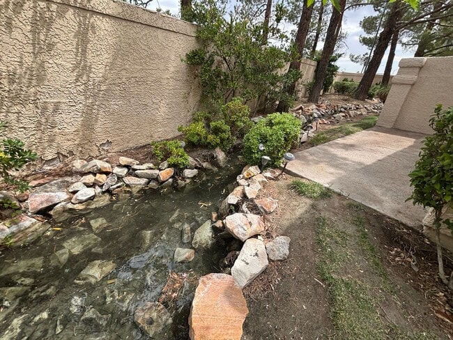 Building Photo - Beautiful 3 bed 2.5 bath townhouse in Spanish Trails!