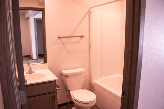 Building Photo - 2 Bed Apartment in Quiet Neighborhood!