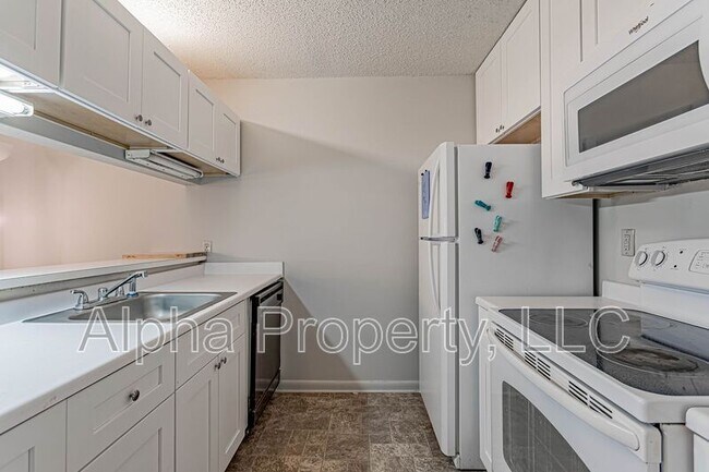 Building Photo - 220 Elm St