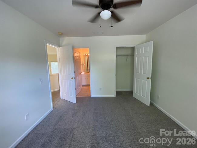 Building Photo - 9901 Hazelview Dr