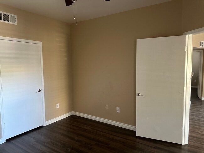 Building Photo - 7255 W Sunset Rd