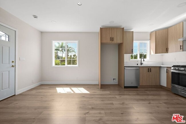 Building Photo - 21007 Saticoy St