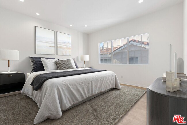 Building Photo - 2025 S Beverly Glen Blvd