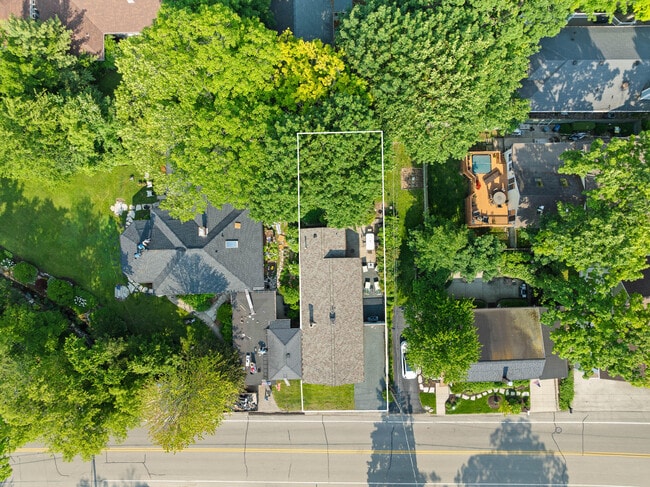 Building Photo - 163 N Lakeshore Dr