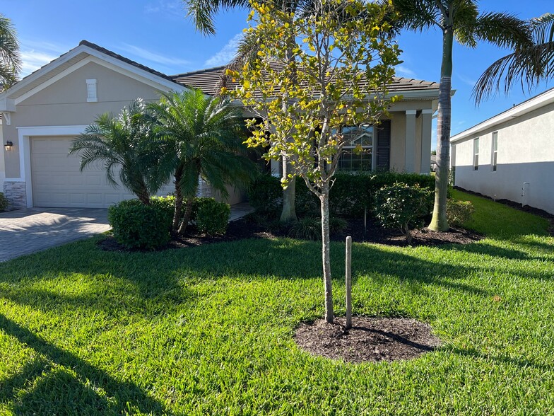 Building Photo - 4351 Bluegrass Dr