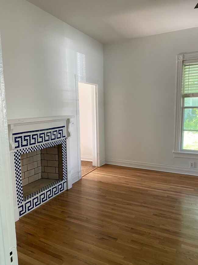 Building Photo - 318 Maple St