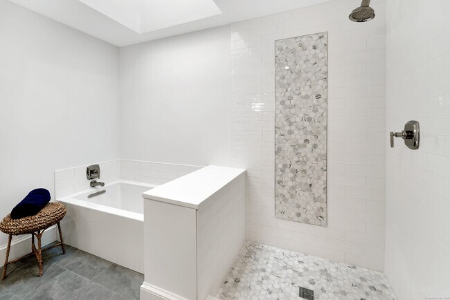 Building Photo - 28 Home Pl
