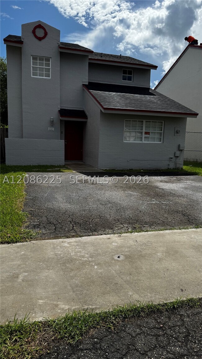 Building Photo - 885 SE 13th Rd