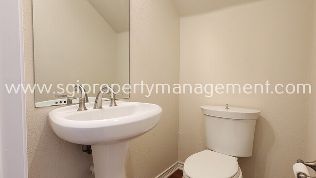 Building Photo - 1221 Lake Pointe Way