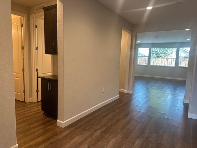 Building Photo - $500.00 off first full months if possessio...