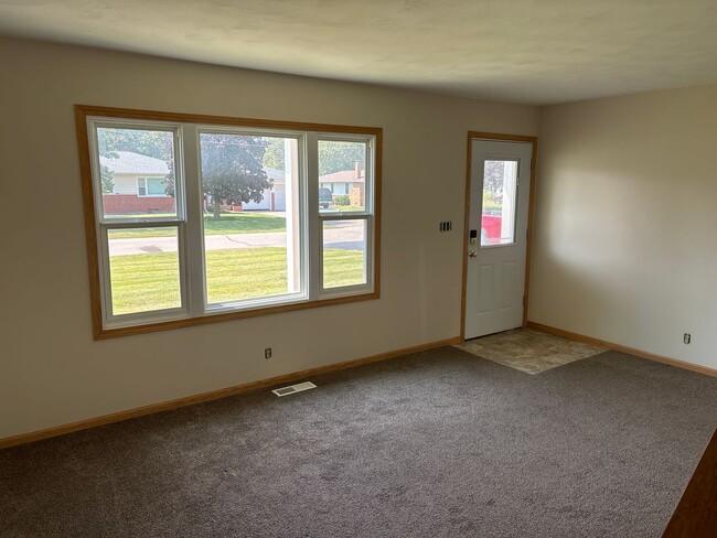 Building Photo - 2 Bedroom, 1.5 Bath Townhouse w/Garage in Camanche, IA