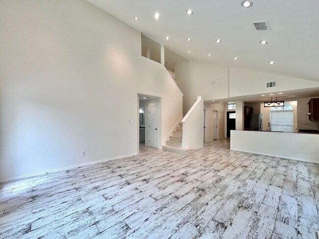 Building Photo - Beautiful 3/BR 2.5/BA Home with Modern Fin...