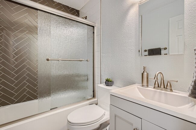 Building Photo - 660 W 79th Pl