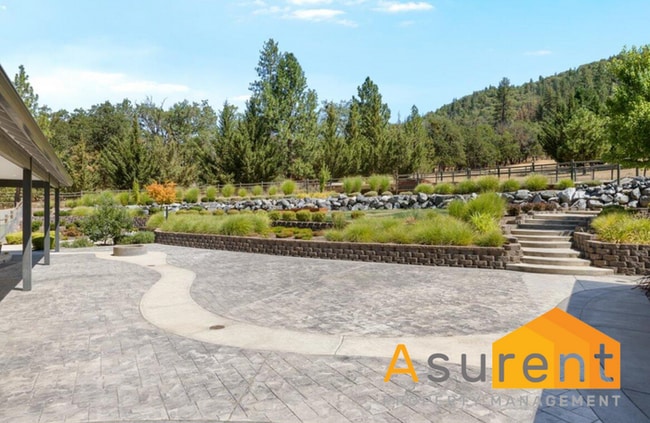 Building Photo - Peaceful Country Living- 3 Bedroom- 3 Full Bathroom Home in Rogue River