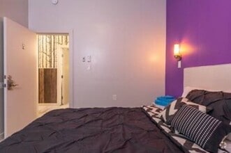 Building Photo - Gorgeous Upstairs unit with downtown view ...