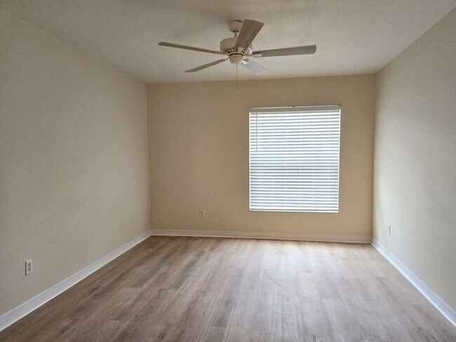 Building Photo - 3/2 Fenced Pet Friendly Home