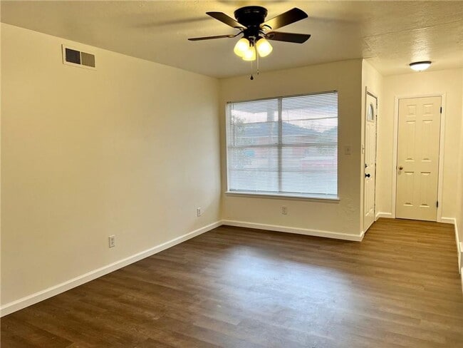 Building Photo - Super cute corner lot!