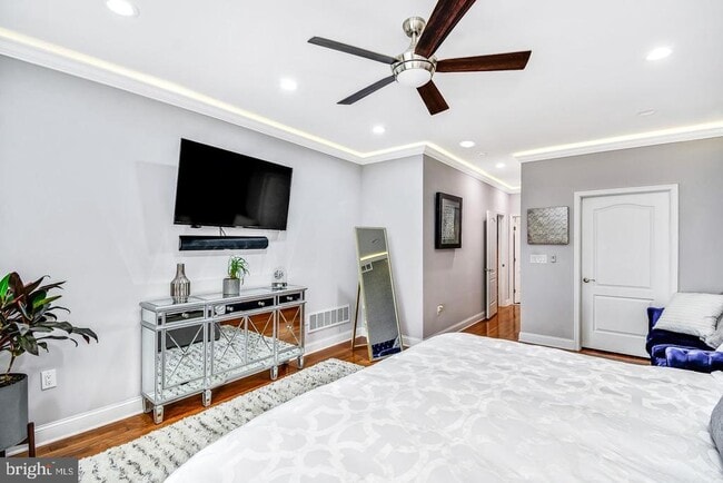 Building Photo - 1945 Watkins St