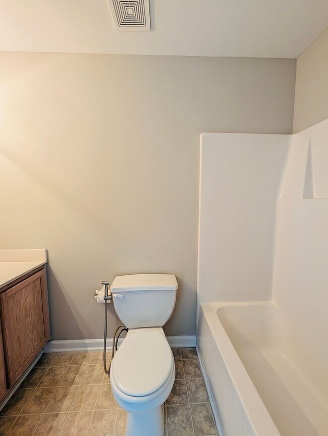 Building Photo - Great Rental Close to NC State