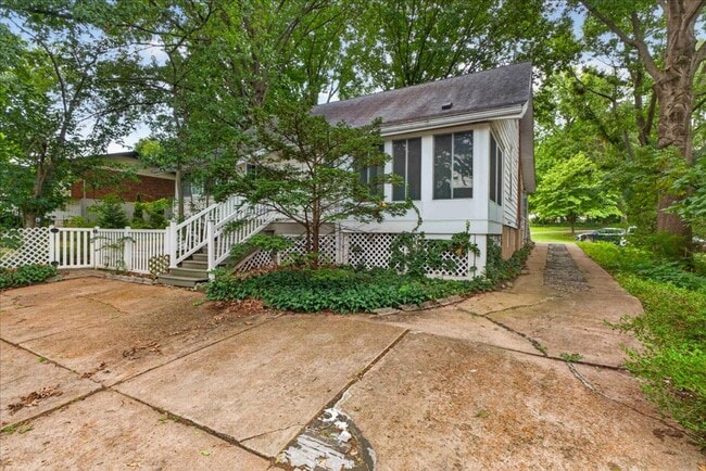 Building Photo - 7325 Sutherland Ave
