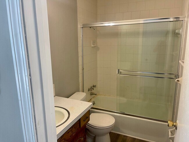 Building Photo - Fresh & Updated 1/2 Duplex