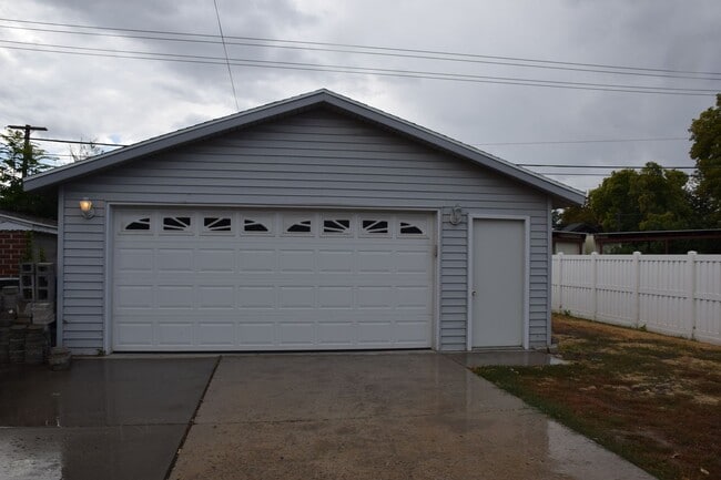 Building Photo - CUTE HOME IN SUGAR HOUSE / 2 CAR GARAGE / QUIET STREET