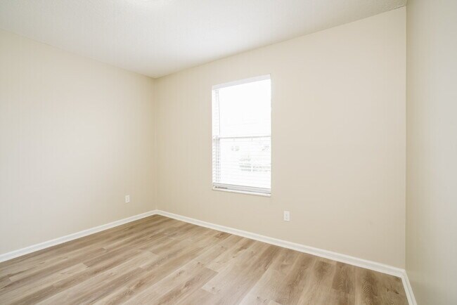 Building Photo - 571 Charles Pinckney St