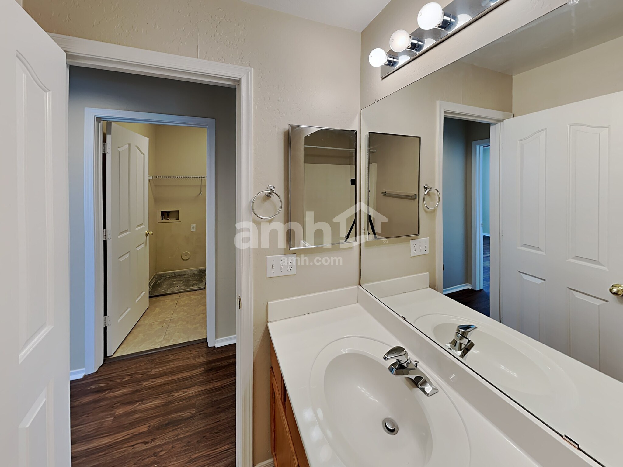 Building Photo - 3040 W Los Gatos Dr