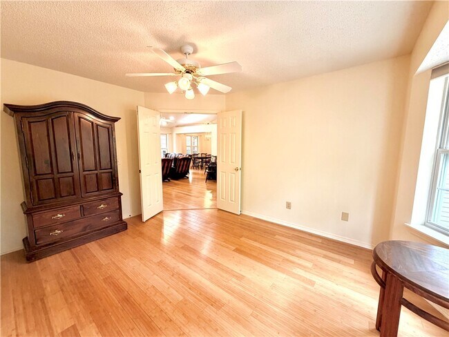 Building Photo - 11 Blakeney Ln