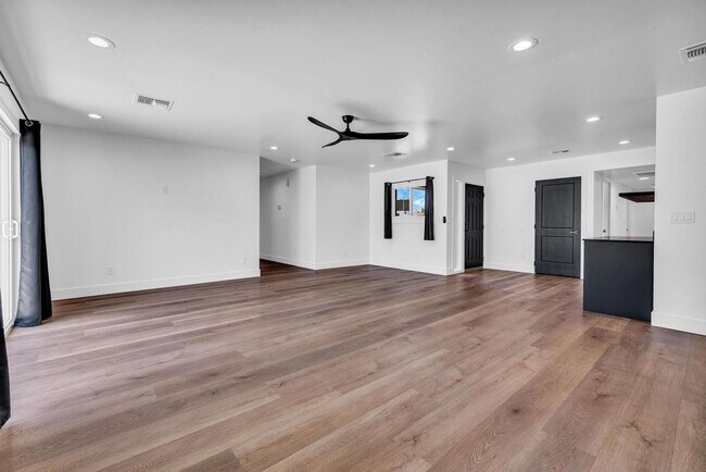 Building Photo - 6 Bedroom/4 Bath - Fully Remodeled