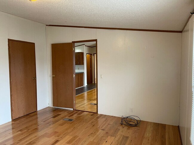 Building Photo - Three Bedroom Trailer Home in Rhodhiss With Shed