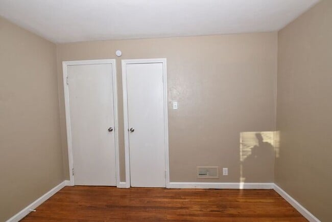 Building Photo - Mishawaka Northside 3 bedroom 1 1/2 story home with 2 bathrooms