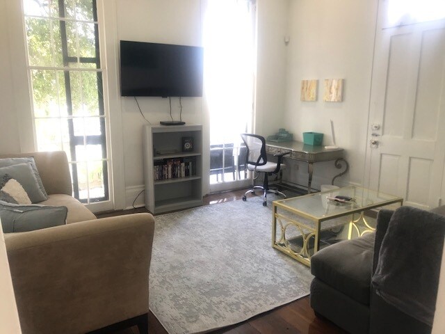 Building Photo - 5221 Magazine St