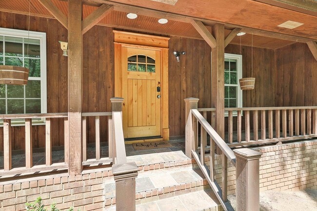 Building Photo - 410 Thornton Ln