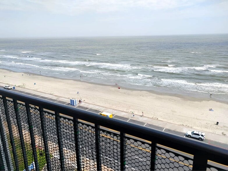 Building Photo - 7310 Seawall Blvd