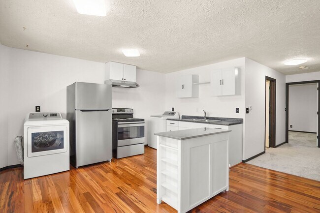 Building Photo - Wonderful 4 bedroom, 2 Bath on Oversized l...