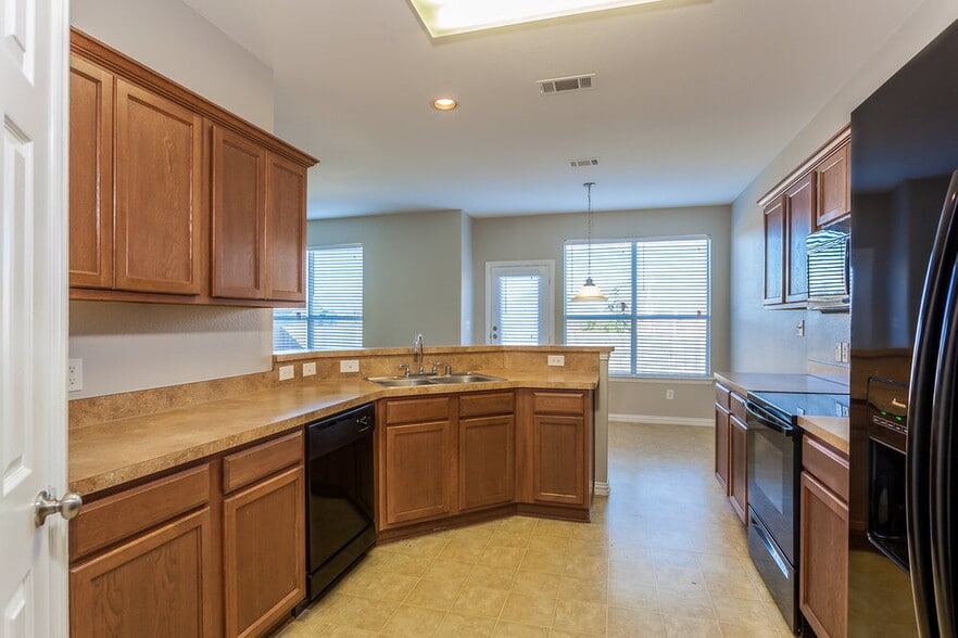 Building Photo - 609 Cove Ct