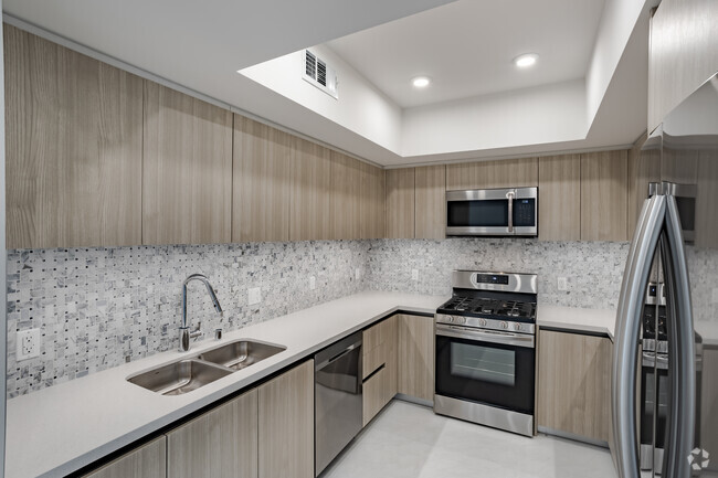 3BR, 3BA - 1600 SF - 1070 S Holt Ave