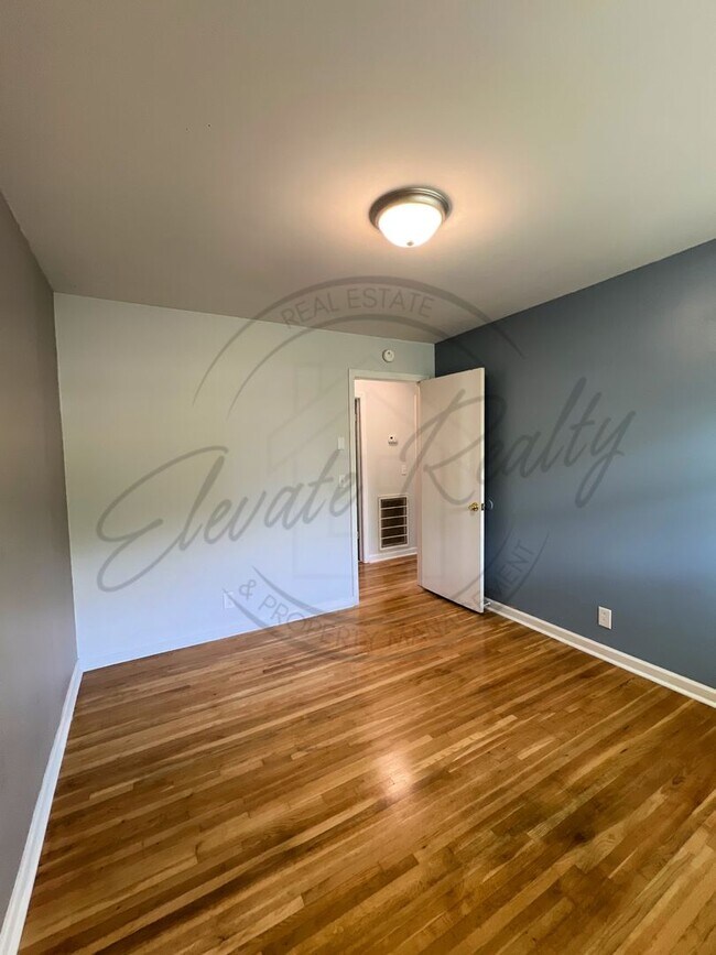 Building Photo - All Brick, 3 Bedroom Ranch in Hendersonvil...
