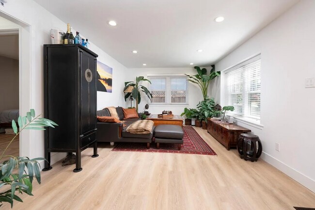 Building Photo - 1326