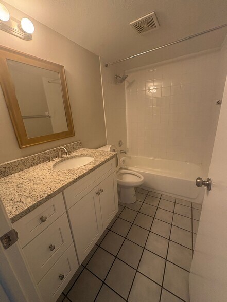Building Photo - 706 SE 13th Ct