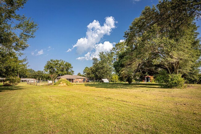 Building Photo - Move in ready 3 Bed 2 Bath Home in East Central School District!