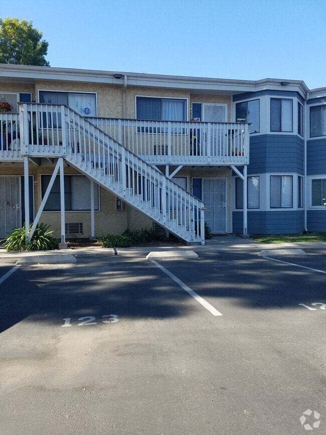 Building Photo - 2 Bedroom, 2 Bath condo in Secured complex...