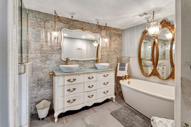 Building Photo - Bluelake Unit 3