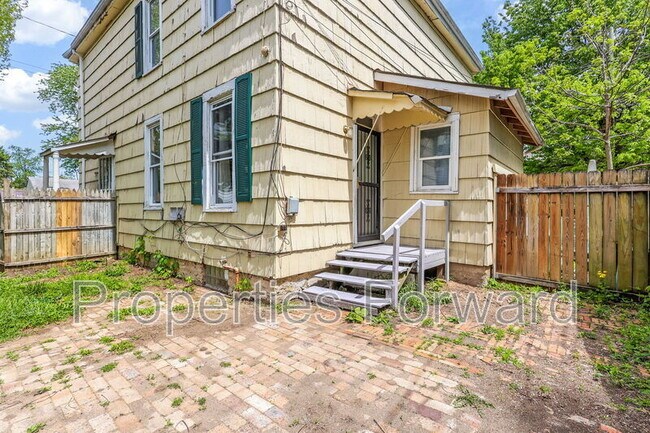 Building Photo - 673 E Sycamore St